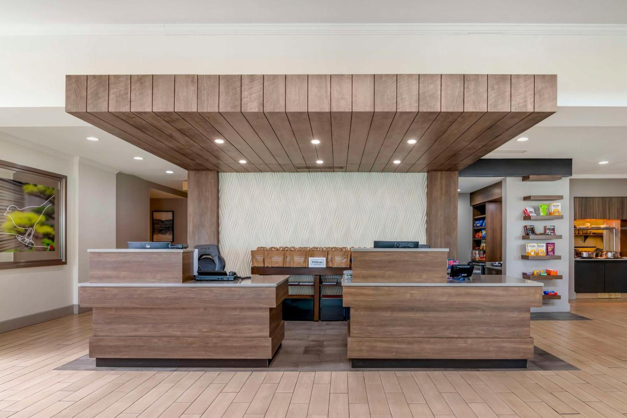 Hilton Garden Inn Portland Airport Exterior photo